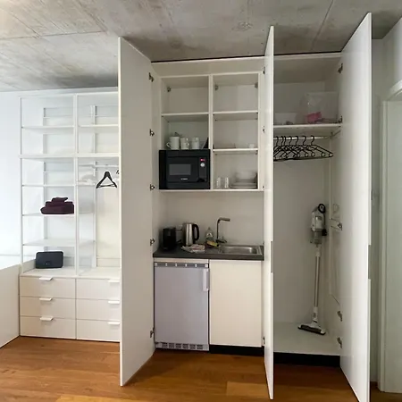 Vollmoebliertes Bahnhof *